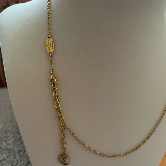 Louis Vuitton Essential V Necklace -Full set - Picture 8 of 9